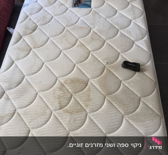 מזרן עם כתמים על הרצפה
